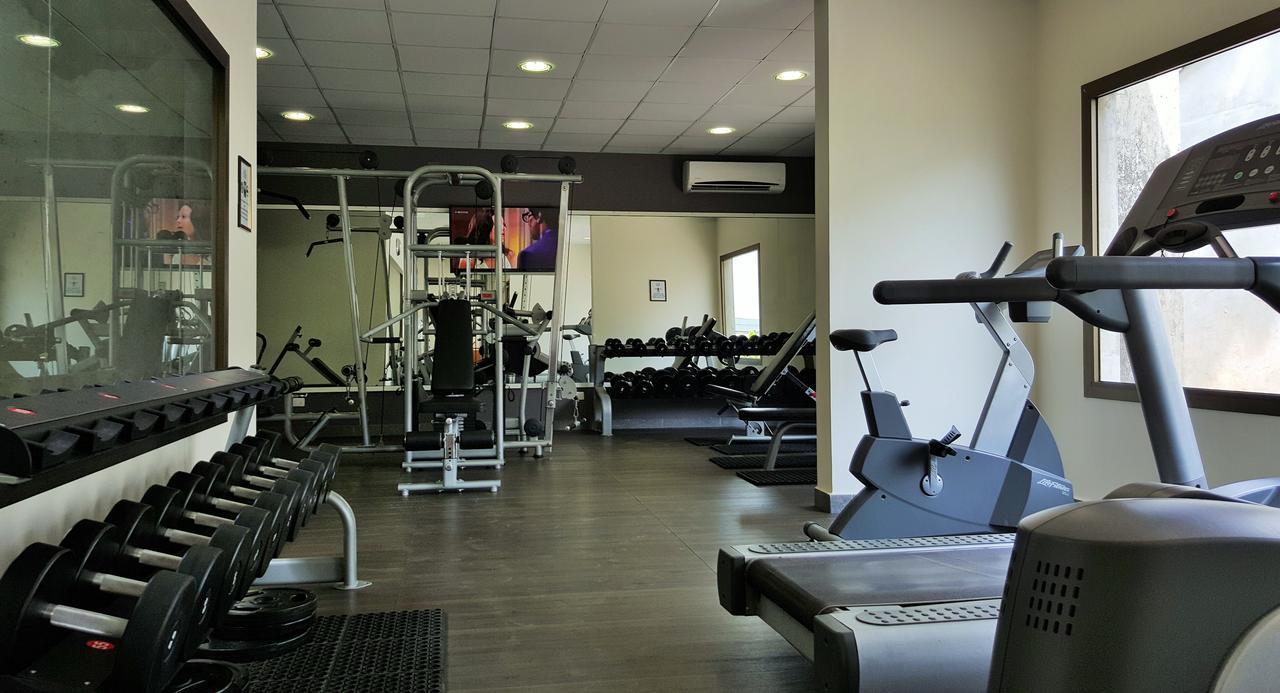 Mamba Point Hotel Монровия Экстерьер фото