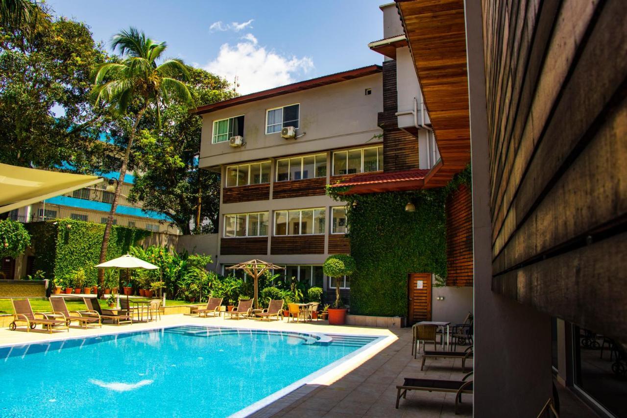 Mamba Point Hotel Монровия Экстерьер фото