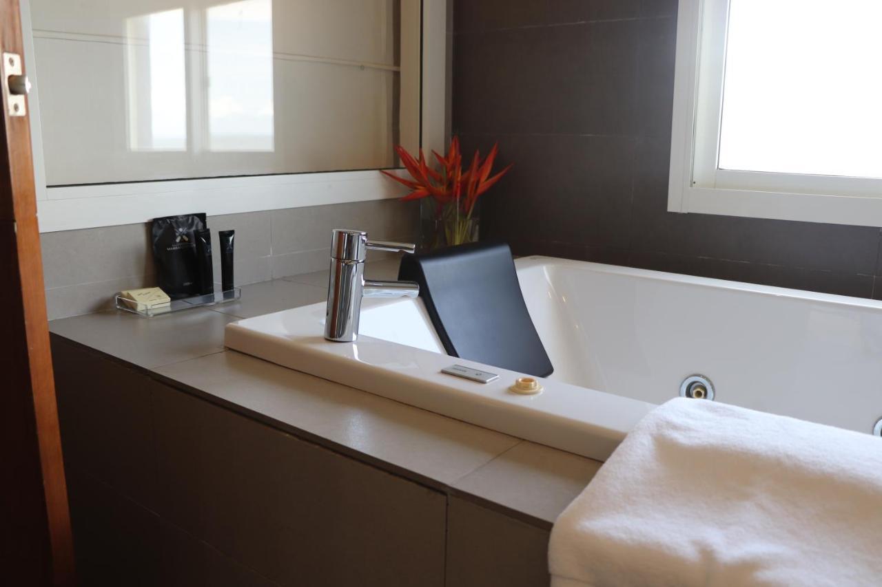 Mamba Point Hotel Монровия Экстерьер фото