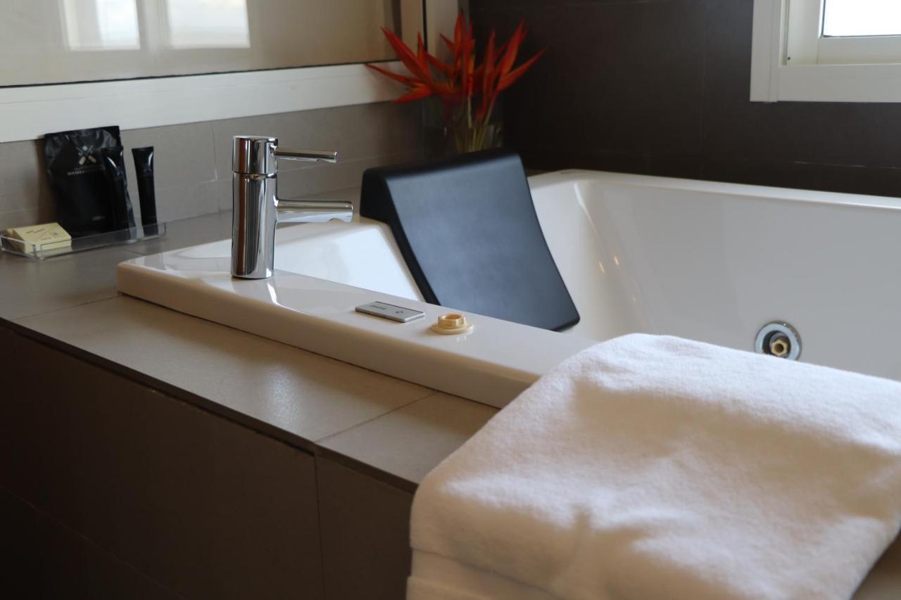 Mamba Point Hotel Монровия Экстерьер фото